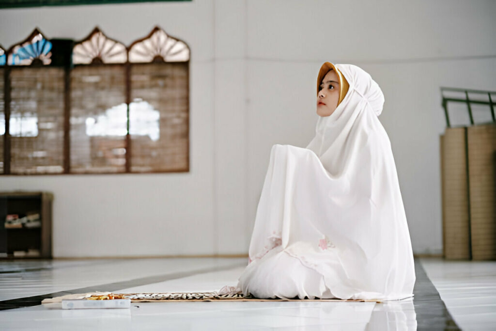 Wanita yang sedang Sholat